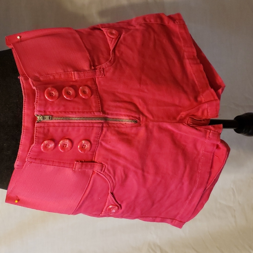 Pink shorts says size L buy i think more like a med.